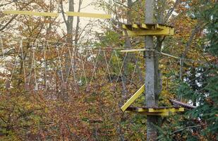 Seil Brücke im Abenteuer Wipfel Park zum Baum Klettern und Sport, Arborismus oder Akkrobranche Seile Kurse, Postleitzahl Drähte draussen foto