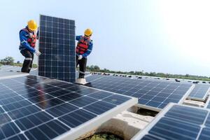 Photovoltaik Ingenieure Arbeit auf schwebend Photovoltaik. Arbeitskräfte prüfen und Reparatur das Solar- Panel Ausrüstung schwebend auf Wasser. Ingenieur Arbeiten Konfiguration schwebend Solar- Paneele Plattform System auf das See. foto