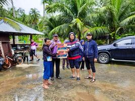 Pariaman, Indonesien - - März 8, 2024. Herr. regional Sekretär von Pariaman Stadt Hände Über Essen Hilfe zu Flut die Opfer im Norden Pariaman Kreis foto