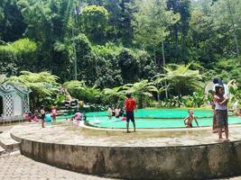 ein Aussicht von Taman kemesraan. Indonesien Stelle Tourismus. schön die Architektur und Natur mögen Fluss, Baum und Wald. Malang, Indonesien - - 6 maret 2024 foto