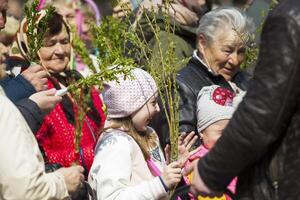 Weißrussland, Gomel, April 21, 2019. Palme Sonntag ist ein Kirche urlaub.leute mit Blumensträuße von Frühling Kirche auf ein religiös Urlaub foto