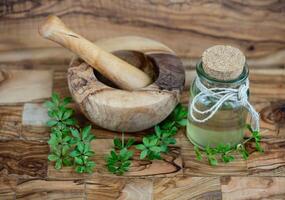 Grün Waldmeister Essig auf Olive Holz foto