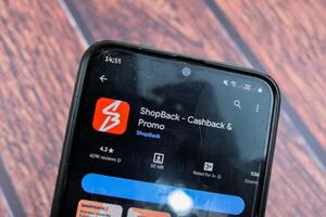 Shopback - - Cashback und Promo Anwendung auf Smartphone Bildschirm. Shopback ist ein Freeware Netz Browser entwickelt durch zurückshoppen. bekasi, Indonesien, März 14, 2024 foto