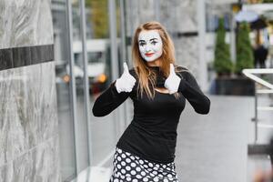 das Mädchen mit bilden von das Mime. Improvisation. foto