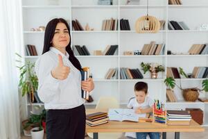 Porträt von ein Privat Tutor im das Büro. das Konzept von nach der Schule Bildung foto