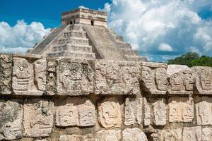 Abonnieren Schädel Mauer beim chichen Itza, Mexiko foto