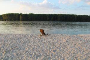 Natur auf das Donau Fluss im Vojvodina, Serbien mit Sand Strand und Stuhl foto