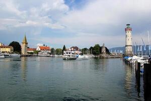 Lindau Hafen mit das Leuchtturm und Schiff, Bodensee, Deutschland foto