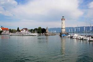 Lindau Hafen mit das Leuchtturm und Schiff, Bodensee, Deutschland foto