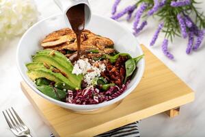 le köstlich frisch Salat mit Soße serviert im ein Gericht isoliert auf Tabelle Seite Aussicht von arabisch Salat gesund Essen foto