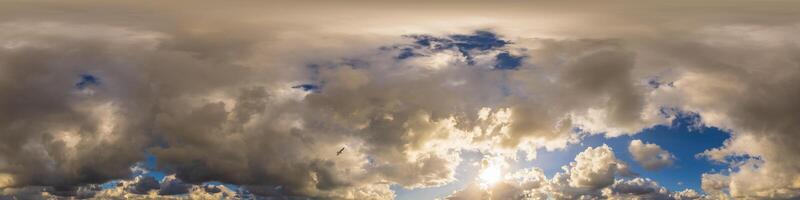 dunkel Blau Sonnenuntergang Himmel Panorama mit Kumulus Wolken. nahtlos hdr Pano im kugelförmig gleichwinklig Format. Komplett Zenit zum 3d Visualisierung, Spiel und Himmel Ersatz zum Antenne Drohne 360 Panoramen. foto