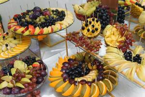 köstlich Süßigkeiten auf Hochzeit Süßigkeiten Buffet mit Nachspeisen, Cupcakes, Tiramisu und Kekse foto