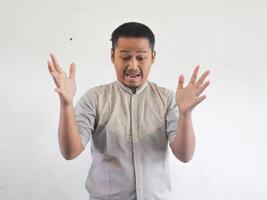 Erwachsene asiatisch Mann zeigen schockiert Gesicht Ausdruck wann Handy, Mobiltelefon Telefon fallen von seine Hand foto