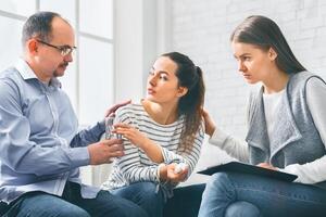 besorgt Unterstützung Gruppe Mitglieder wohltuend emotional jung Frau beim Therapie Session foto