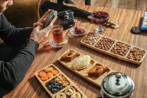 genießen Tischdecke mit köstlich Essen und Getränke foto