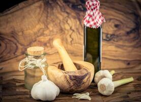frisch Knoblauch zum Knoblauchöl auf Olive Holz foto
