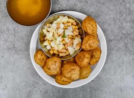 Pani puri oder gol Gappay mit ja, chnnay, würzig Wasser, Chutney und Soßeserviert Gericht isoliert auf Hintergrund oben Aussicht von indisch Gewürze Essen foto