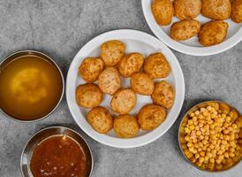 Pani puri oder gol Gappay mit ja, chnnay, würzig Wasser, Chutney und Soßeserviert Gericht isoliert auf Hintergrund oben Aussicht von indisch Gewürze Essen foto