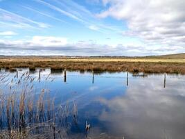 Himmel reflektiert im das Feuchtgebiet beim st Aidans Natur Park, Westen Yorkshire, England foto