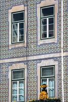 Fassade des alten Hauses im Alfama-Viertel, Lissabon foto