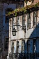 Fassade des alten Hauses im Alfama-Viertel, Lissabon foto
