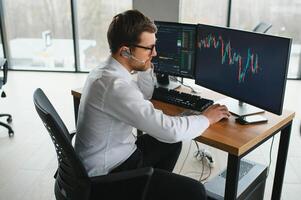 ernst Geschäft Mann Händler Analytiker suchen beim Computer Monitor, Investor Makler Analysieren Indizes, finanziell Diagramm Handel online Investition Daten auf Kryptowährung Lager Markt Graph auf pc Bildschirm. foto