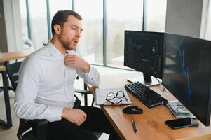 ernst Geschäft Mann Händler Analytiker suchen beim Computer Monitor, Investor Makler Analysieren Indizes, finanziell Diagramm Handel online Investition Daten auf Kryptowährung Lager Markt Graph auf pc Bildschirm. foto