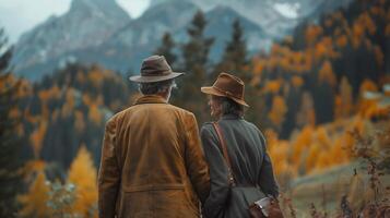 ai generiert aktiv Rentner. Senior Reisende im Wald auf Urlaub. Wandern im Berge foto