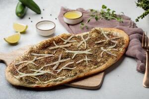 Za'atar labneh Pizza serviert im Schneiden Tafel isoliert auf Tabelle oben Aussicht von arabisch Essen foto