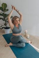 ein 50 Jahre alt Frau tut Yoga beim Zuhause foto