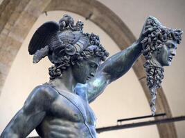 Detail von Perseus halten Kopf von Meduse, Bronze- Statue im Loggia de lanzi, Piazza della Signoria, Florenz, Italien. isoliert auf Weiß foto