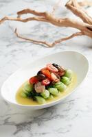 Baby Kohl mit Pilz im überlegen Suppe serviert im ein Gericht isoliert auf grau Hintergrund foto