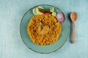 würzig Hähnchen Pulao, Polao, Biryani, Mandi, kacchi mit Salat serviert im Gericht isoliert auf Tabelle oben Aussicht von indisch Essen foto