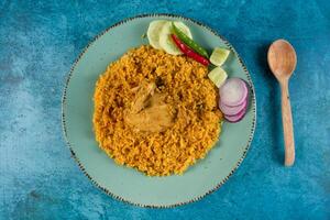 würzig Hähnchen Pulao, Polao, Biryani, Mandi, kacchi mit Salat serviert im Gericht isoliert auf Tabelle oben Aussicht von indisch Essen foto