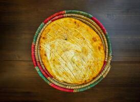 Tandoori Paratha serviert im Korb isoliert auf Tabelle oben Aussicht von Indien und pakistanisch Essen foto