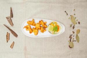 Abonnieren ka pakora oder Garnele pakora serviert im ein Gericht isoliert auf Tabelle oben Aussicht von indisch Gewürze Essen foto