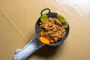 würzig Hähnchen Karahi Masala mit Serviette isoliert auf hölzern Tabelle oben Aussicht von indisch, pakistanisch Essen foto