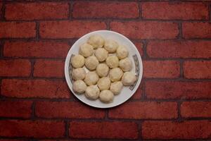 Süss roshogolla oder Rasgulla serviert im Teller isoliert auf Hintergrund oben Aussicht von Bangladesch Dessert Essen foto