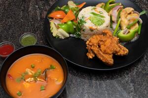 Chinesisch Teller mit gebraten Reis Hähnchen braten, thailändisch Suppe Grün Chili Soße und gemischt Gemüse serviert im Gericht isoliert auf Hintergrund oben Aussicht von Bangladesch und indisch Essen foto