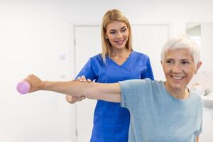 medizinisch, Ausbildung und Physiotherapie mit Hantel und alt Frau mit Krankenschwester zum Rehabilitation, Unterstützung und Ruhestand. Gesundheitspflege, Hilfe und physisch Therapie mit geduldig und Arzt im Pflege- Zuhause foto