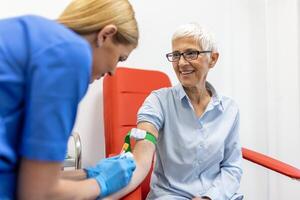 medizinisch Technologe tun ein Blut zeichnen Dienstleistungen zum geduldig. Labor Assistent mit steril Gummi Handschuhe nehmen Blut Stichprobe von geduldig. foto