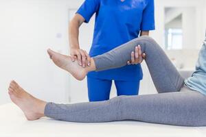 Physiotherapeut Arbeiten mit geduldig im Klinik, Nahaufnahme. ein modern Rehabilitation Physiotherapie Arbeiter mit Senior Klient, physisch Therapeut Dehnen geduldig Knie foto