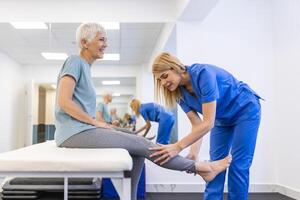 Physiotherapie Arzt, Senior geduldig und Bein Operation, physisch Therapie und orthopädisch Heilung. Physiotherapeut, Chiropraktiker und Krankenschwester Hilfe Alten Verletzung, Osteoporose und Arthritis Rehabilitation foto