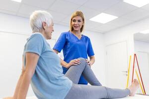 Physiotherapeut massieren und kneten ein Patienten Bein bietet medizinisch Pflege zum verstaucht Bänder. Konzept von Rehabilitation und Wiederherstellung nach physisch Bein Verletzungen. foto