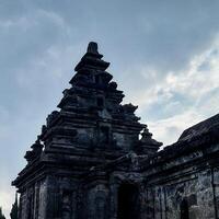 dramatisch und dynamisch Sonnenaufgang beim arjuna Tempel von Dieng-Zentral Java foto