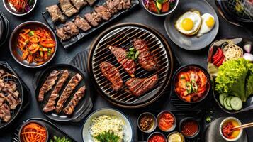 ai generiert schließen oben Schuss von das brutzelnd Fleisch auf das Koreanisch Grill umgeben durch Sortiment von Seite Geschirr frisch Gemüse im modern Geschirr foto