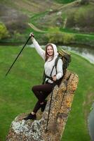 jung Frau mit Rucksack Wandern im das Berge. Wandern Konzept. Trekking Klippen. reisen, Reisender. foto