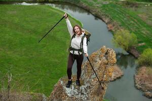 jung Frau mit Rucksack Wandern im das Berge. Wandern Konzept. Trekking Klippen. reisen, Reisender. foto