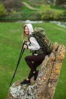 jung Frau mit Rucksack Wandern im das Berge. Wandern Konzept. Trekking Klippen. reisen, Reisender. foto