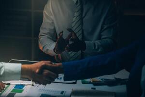 Geschäft Mannschaft Treffen gegenwärtig, Investor Kollegen Beratung und Konferenz Neu Strategie planen Geschäft und Markt Wachstum auf finanziell dokumentieren Graph Bericht, Treffen und reden. foto